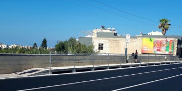 A Swieqi la ringhiera “infinita” alla fermata del bus riparata dopo il clamore sui social