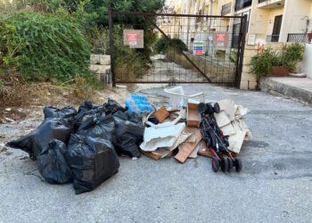 Consigliere comunale si improvvisa netturbino e ripulisce le strade di Qawra dalla spazzatura