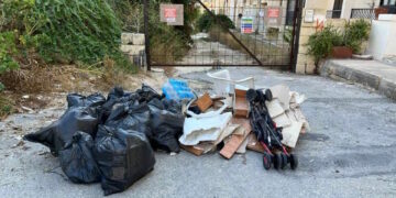 Consigliere comunale si improvvisa netturbino e ripulisce le strade di Qawra dalla spazzatura