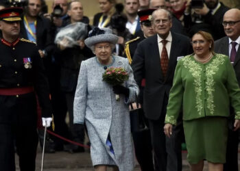 2015 - La Regina Elisabetta II in visita a Malta con Filippo mentre vengono accolti dall'allora presidente di Malta, Marie-Louise Preca. @REUTERS