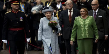 2015 - La Regina Elisabetta II in visita a Malta con Filippo mentre vengono accolti dall'allora presidente di Malta, Marie-Louise Preca. @REUTERS
