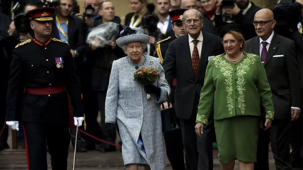 2015 - La Regina Elisabetta II in visita a Malta con Filippo mentre vengono accolti dall'allora presidente di Malta, Marie-Louise Preca. @REUTERS