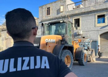 A Marsa una ruspa interviene per demolire le strutture abusive dopo i raid anti-criminalità