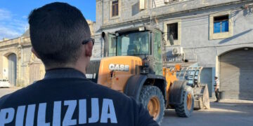 A Marsa una ruspa interviene per demolire le strutture abusive dopo i raid anti-criminalità