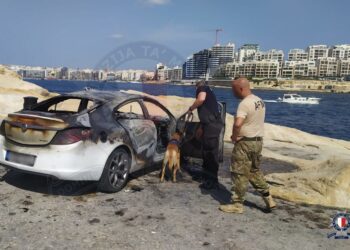 Auto in fiamme a Marsaxmett, quarantunenne in gravi condizioni