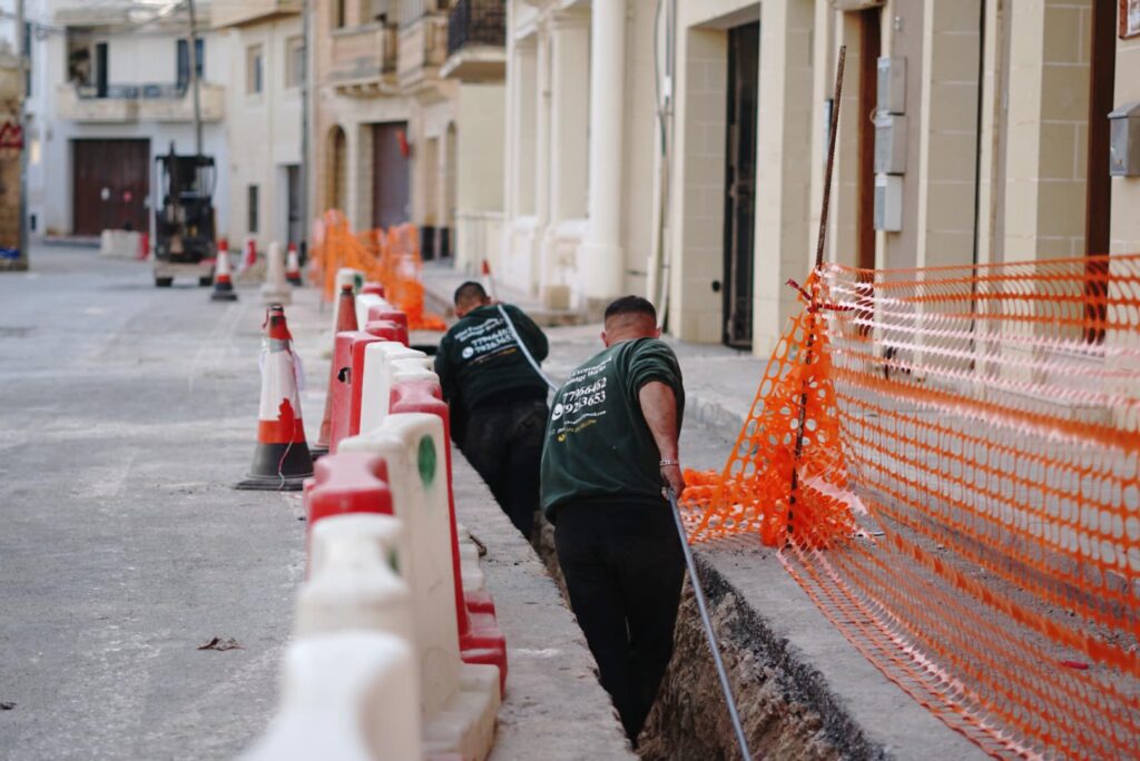 Immagine che mostra i lavori di rinforzamento effettuati per le strade - @Enemalta