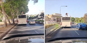 Uomo immortalato mentre viaggia sul tetto di un autobus della Tallinja. Il video diventa virale