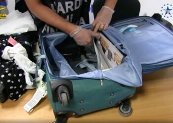 Da Malta a Ciampino con 80mila euro non dichiarati in valigia. Nigeriano si giustifica: «Sono i risparmi per vivere qui»