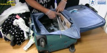 Da Malta a Ciampino con 80mila euro non dichiarati in valigia. Nigeriano si giustifica: «Sono i risparmi per vivere qui»