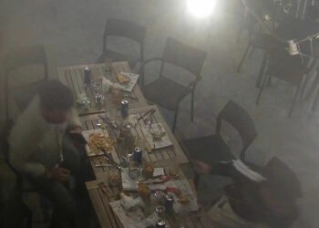 Si allontanano senza pagare il conto al ristorante. Su Facebook parte la “caccia all’italiano”