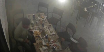 Si allontanano senza pagare il conto al ristorante. Su Facebook parte la “caccia all’italiano”