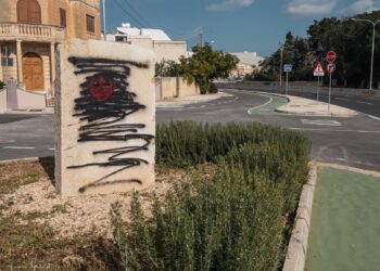 Vandalizzato il totem commemorativo in pietra del “Central link”