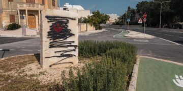 Vandalizzato il totem commemorativo in pietra del “Central link”