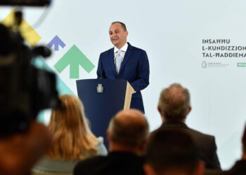 Contratti regolari, bonus, straordinari e malattia: il governo promette tutela ai rider