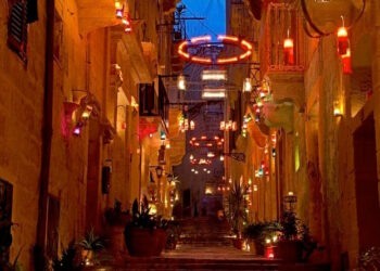 Un borgo illuminato solo dalla luce di migliaia di candele, torna la magia di Birgu Fest