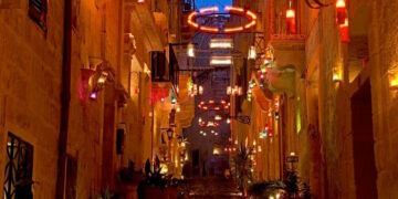 Un borgo illuminato solo dalla luce di migliaia di candele, torna la magia di Birgu Fest