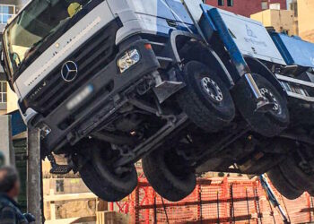 Camion con gru si ribalta a Sliema, nessun ferito