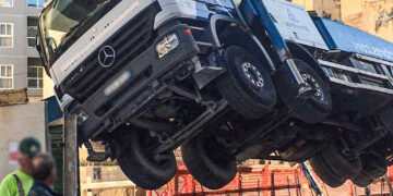 Camion con gru si ribalta a Sliema, nessun ferito