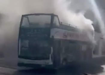 Autobus turistico a due piani prende fuoco a Gozo