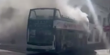Autobus turistico a due piani prende fuoco a Gozo