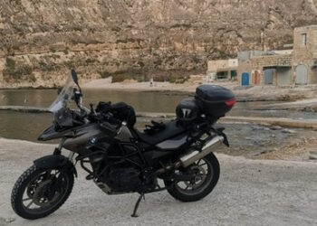 Dal nord Europa a Malta in sella alla moto, gliela rubano a Palermo: la disavventura di una turista svedese