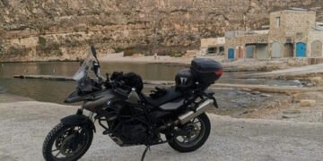 Dal nord Europa a Malta in sella alla moto, gliela rubano a Palermo: la disavventura di una turista svedese