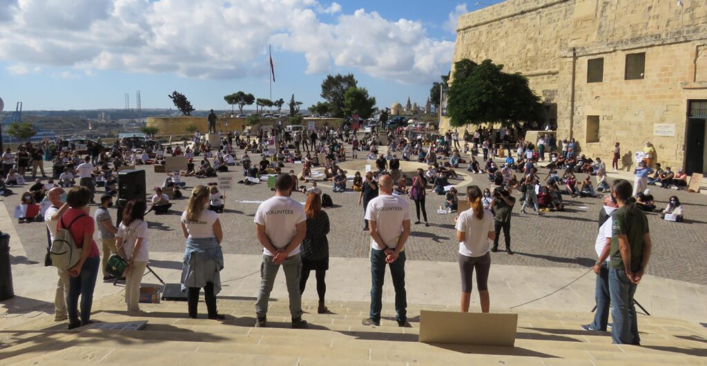 Ottobre 2022: le proteste dei volontari contro l'accordo segreto tra Governo e FKNK - @Bird Life Malta