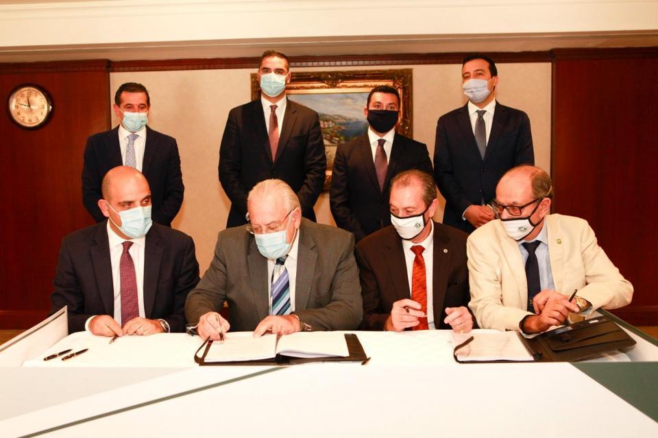 I membri dell'FKNK firmano l'accordo nell'ottobre 2020 mentre il giovane ministro Chris Agius e i ministri Ian Borg, Aaron Farrugia e Clint Camilleri osservano. Foto: DOI