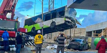 Autobus e sicurezza: mattinata da incubo, in due finiscono fuori strada