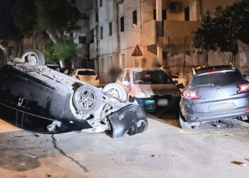 Si schianta contro un’auto parcheggiata e si ribalta: 24enne gravemente ferita a Qormi