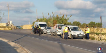 Controlli stradali a Xewkija: fermati dieci immigrati irregolari, multe per automobilisti indisciplinati