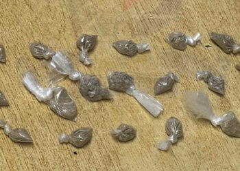 Lo fermano in sosta vietata, ma in macchina nascondeva 46 pacchetti di droga: 37enne arrestato a Qawra