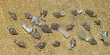 Lo fermano in sosta vietata, ma in macchina nascondeva 46 pacchetti di droga: 37enne arrestato a Qawra