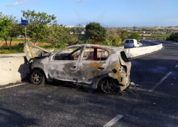 Schianto tra due auto a Burmarrad: veicolo avvolto dalle fiamme
