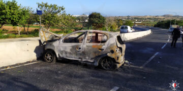 Schianto tra due auto a Burmarrad: veicolo avvolto dalle fiamme