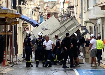 Camion con gru si ribalta a Msida, nessun ferito