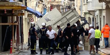 Camion con gru si ribalta a Msida, nessun ferito