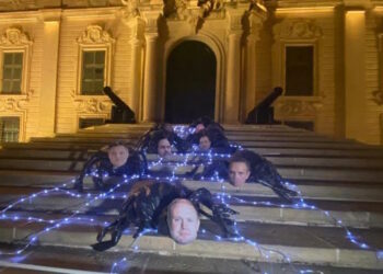 Sui gradini di Castille attivisti protestano contro la “ragnatela della corruzione” maltese