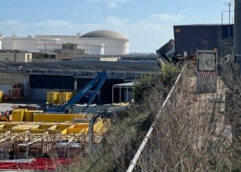 Camion sfonda barriere laterali, motrice in bilico nel vuoto a Birzebbugia