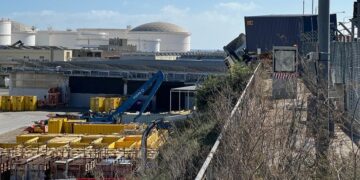 Camion sfonda barriere laterali, motrice in bilico nel vuoto a Birzebbugia