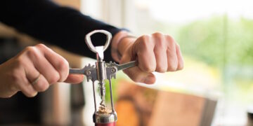 Vuole fare una “cosa a tre” ma la fidanzata non gradisce: aggredito a colpi di cavatappi