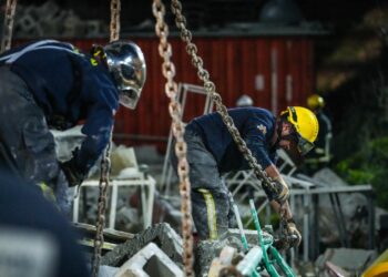 Paola, proseguiranno nella notte le operazioni di soccorso del giovane intrappolato sotto le macerie