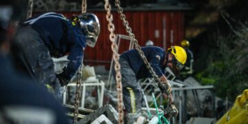 Paola, proseguiranno nella notte le operazioni di soccorso del giovane intrappolato sotto le macerie