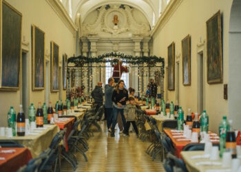 La Chiesa tende una mano ai poveri e alle persone sole: in 550 al pranzo di Natale, oltre cento i pasti distribuiti