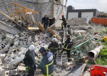 Crolla un edificio in un cantiere a Paola, cinque persone estratte dalle macerie