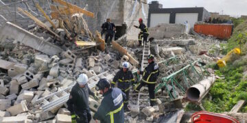 Crolla un edificio in un cantiere a Paola, cinque persone estratte dalle macerie