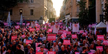Migliaia di persone scendono in piazza per gridare “no” alla riforma della legge sull’aborto