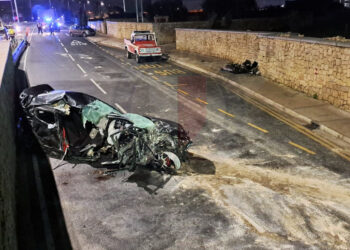 Perde il controllo dell’auto e si schianta contro un muro, 27enne in pericolo di vita