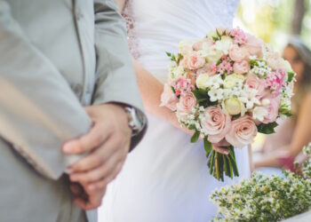 Matrimonio da incubo: coppia britannica vola a Malta per sposarsi ma si ritrova in un rave party con 150 persone
