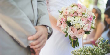 Matrimonio da incubo: coppia britannica vola a Malta per sposarsi ma si ritrova in un rave party con 150 persone
